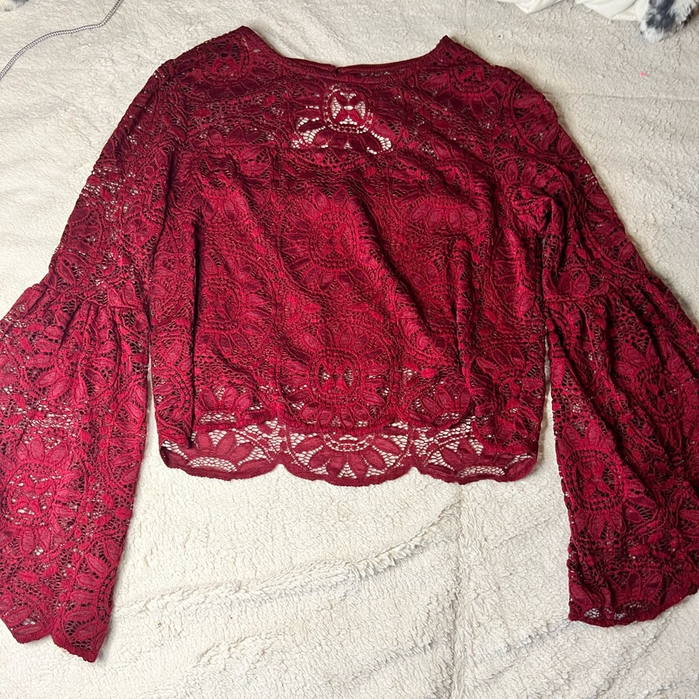 Lacey looking red flowy sleeve top for the holidays! ❤️